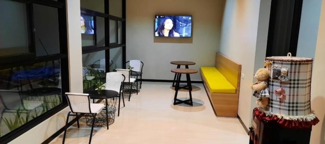 סוראבאיה Phoenix Guest House מראה חיצוני תמונה